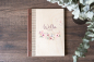 Preview: Personalisierte Zeugnismappe mit Holzcover und Kunstleder-Rücken, Blumen- und Schmetterlingsmotiv (Beispielname: Wella)